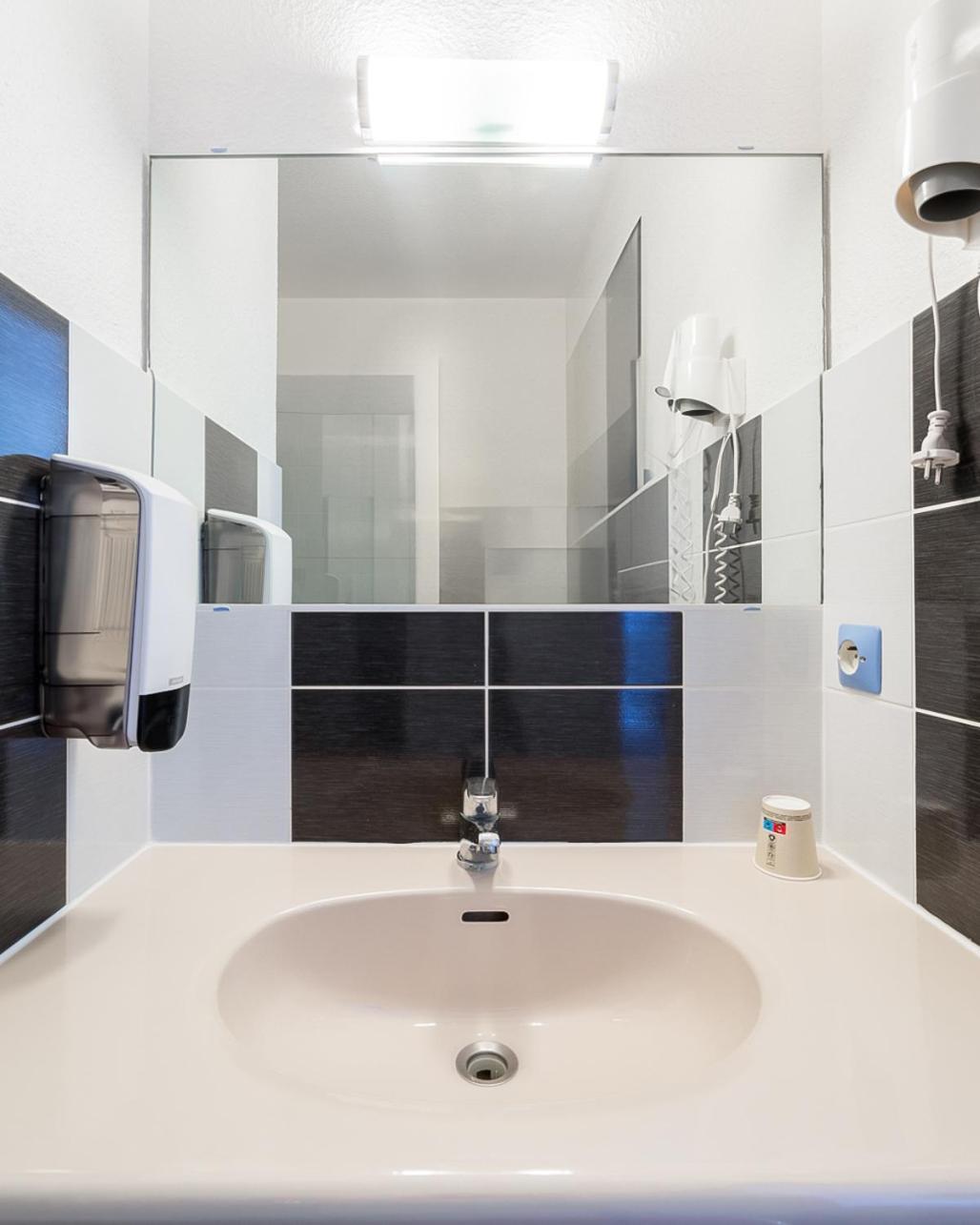 Hotel Lapeyronie Montpellier Bagian luar foto